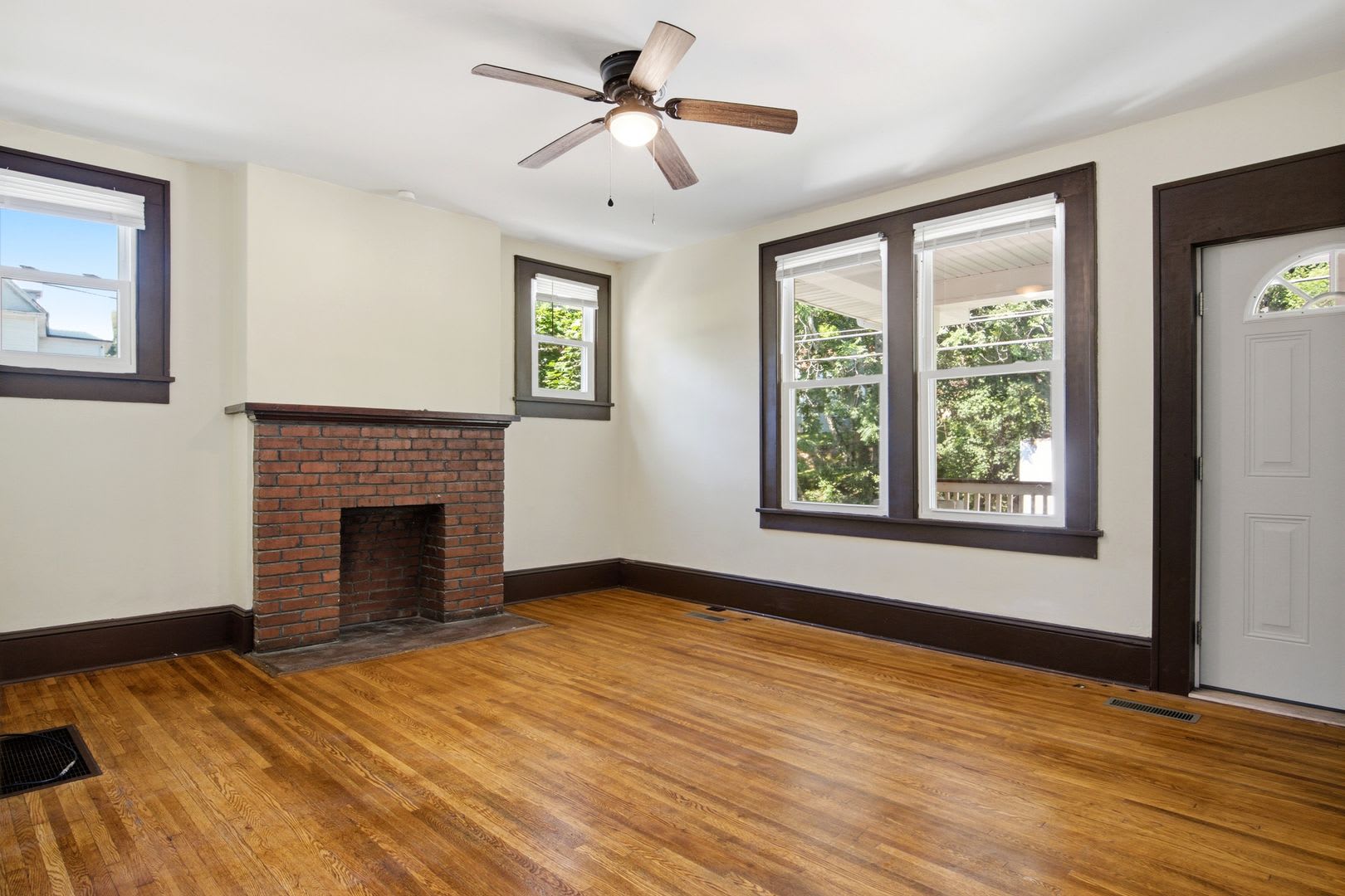 Recently Renovated 3 Bedroom Craftsman Pet Friendly – photo 2