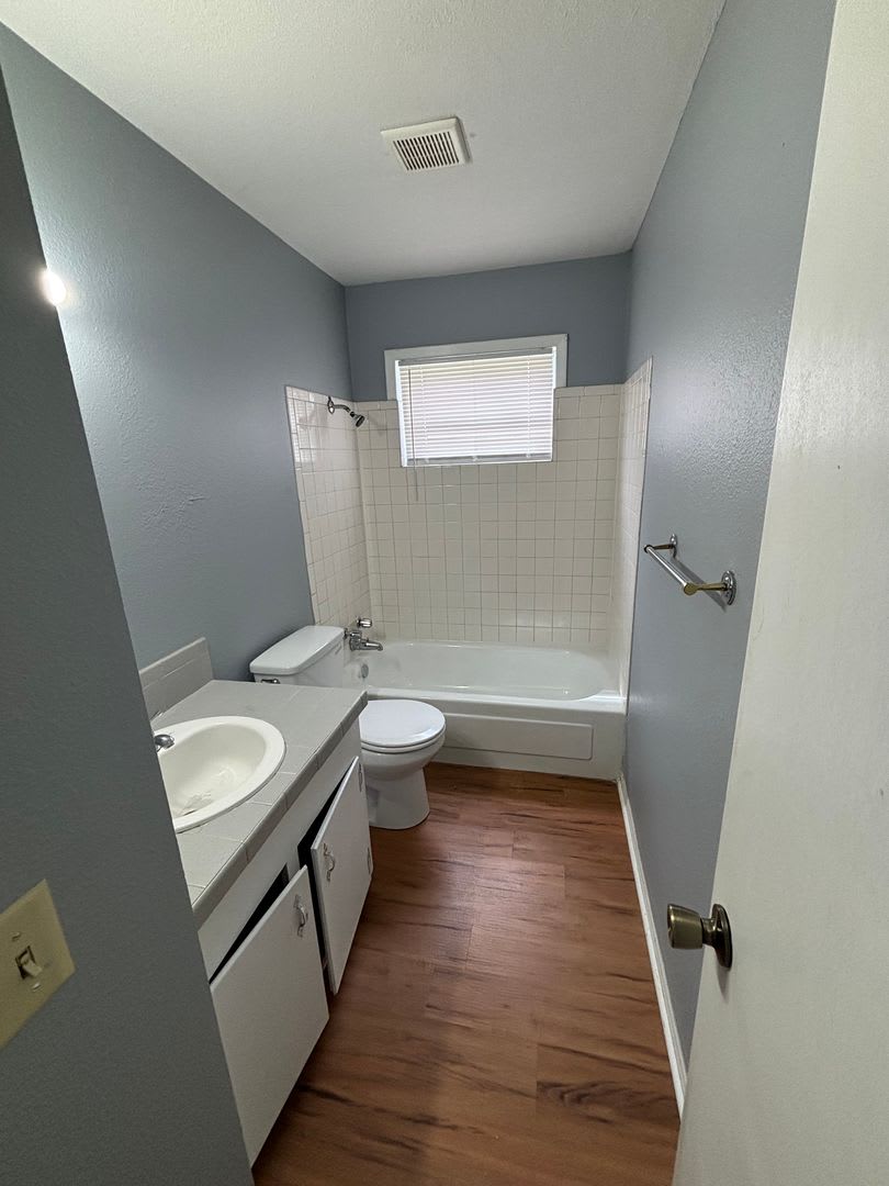 Inviting 2 Bedroom 1 Bath Ground Floor Apartment In A Peaceful Neighborhood – photo 4