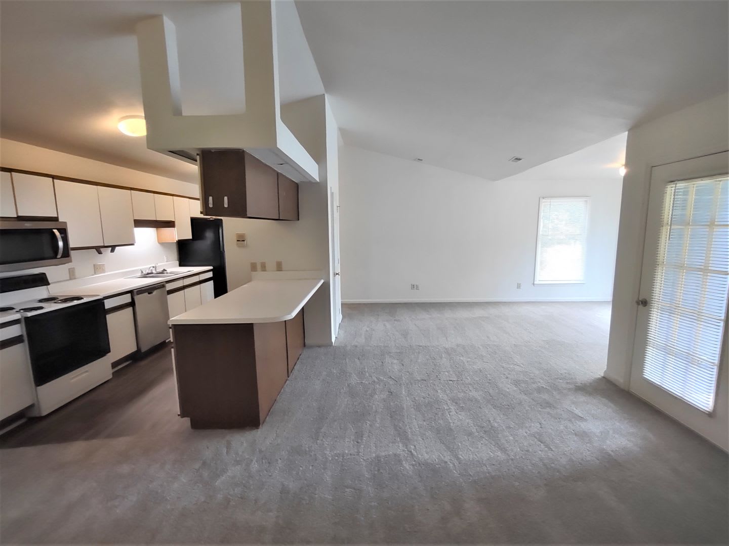 ***50% off the first full month of rent*** Pristine Condo located in Rose Croft Community! – photo 5
