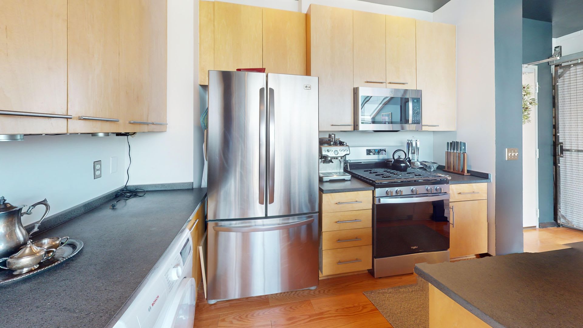 Stunning Penthouse Two Bedroom W Private Balcony Parking Included On Church Street – photo 5
