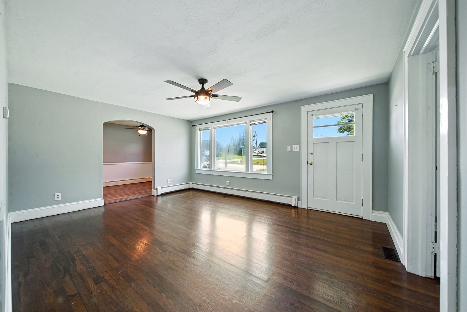 Charming 3 bed /2 bath Bungalow on Spacious Corner Lot – photo 2