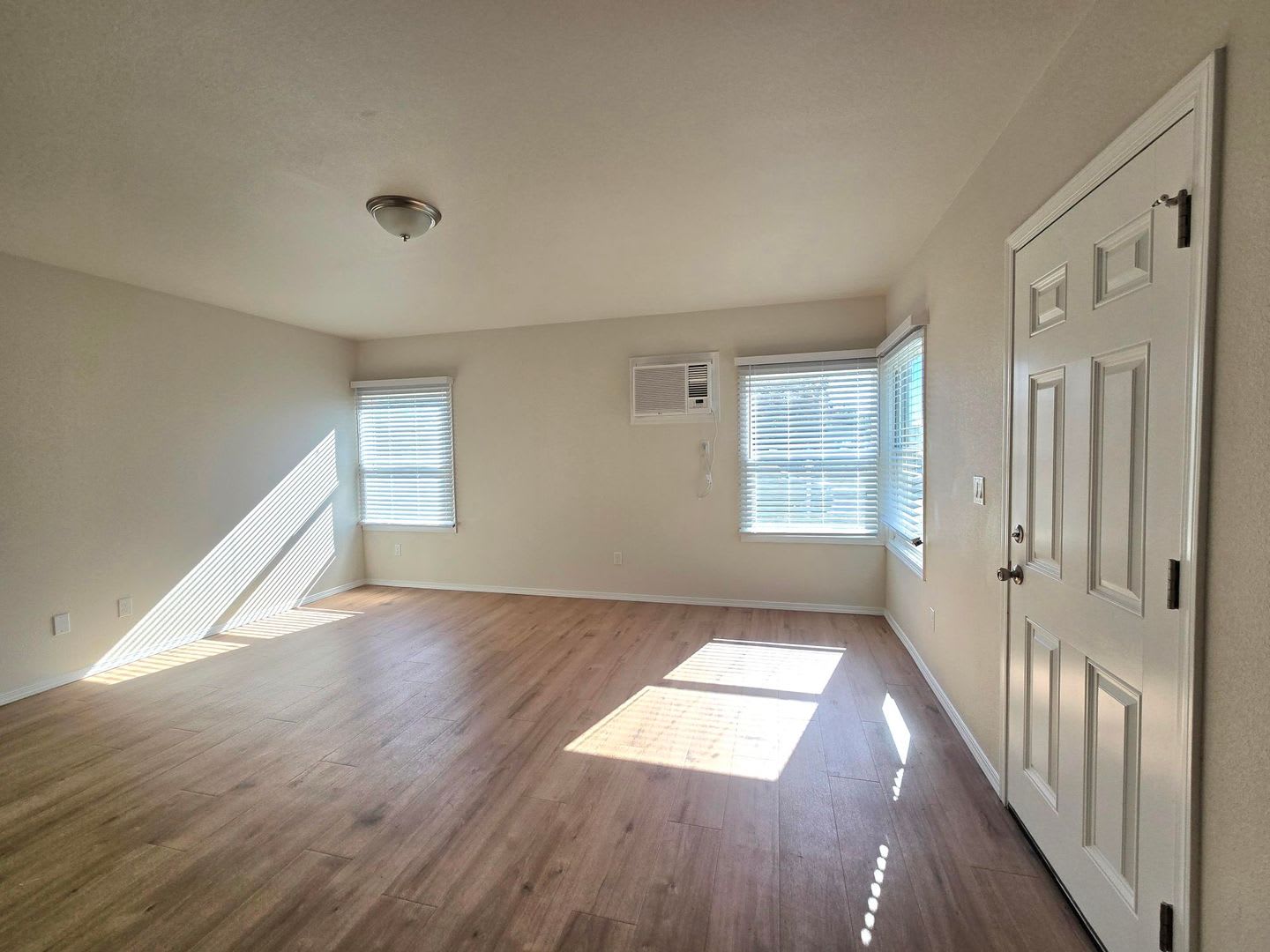 1 MONTH FREE ON A 12 MONTH LEASE! AFFORDABLE 3 BEDROOM, FULLY REMODELED! – photo 3