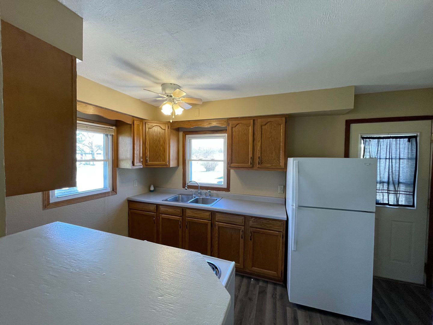 Spacious 2-Bedroom Home with Garage & Large Backyard in Silvis! – photo 3