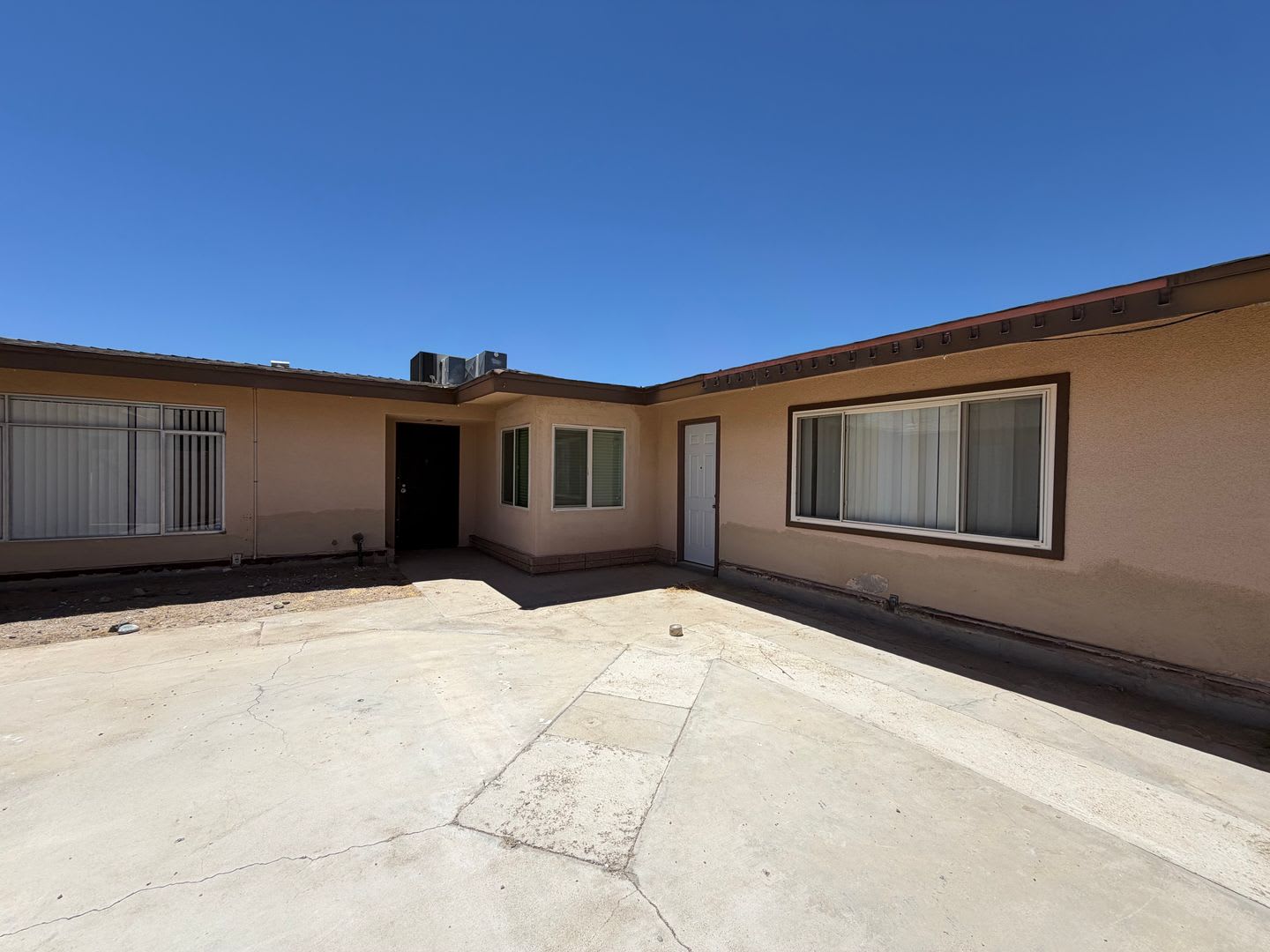 Spacious 4 Bedroom 2 Bathroom House Located in Irwin Estates – photo 4
