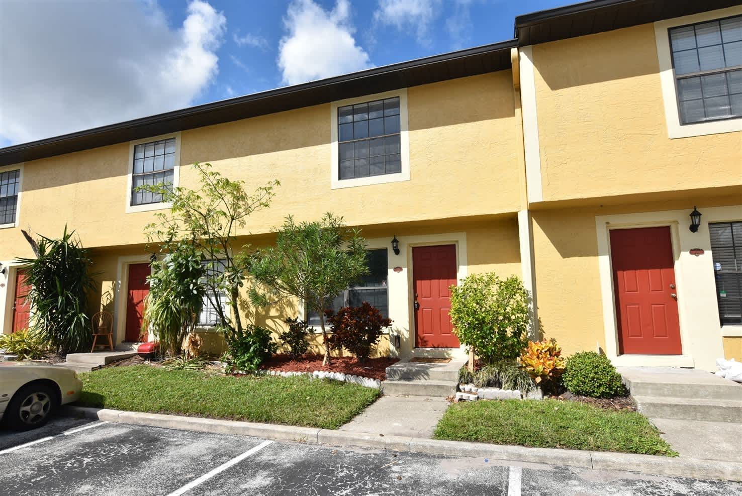 2Br 2 5Ba Updated Home In Hidden Oaks Winter Park Kitchen Updated Tile Floor Downstairs Community Pool – photo 1