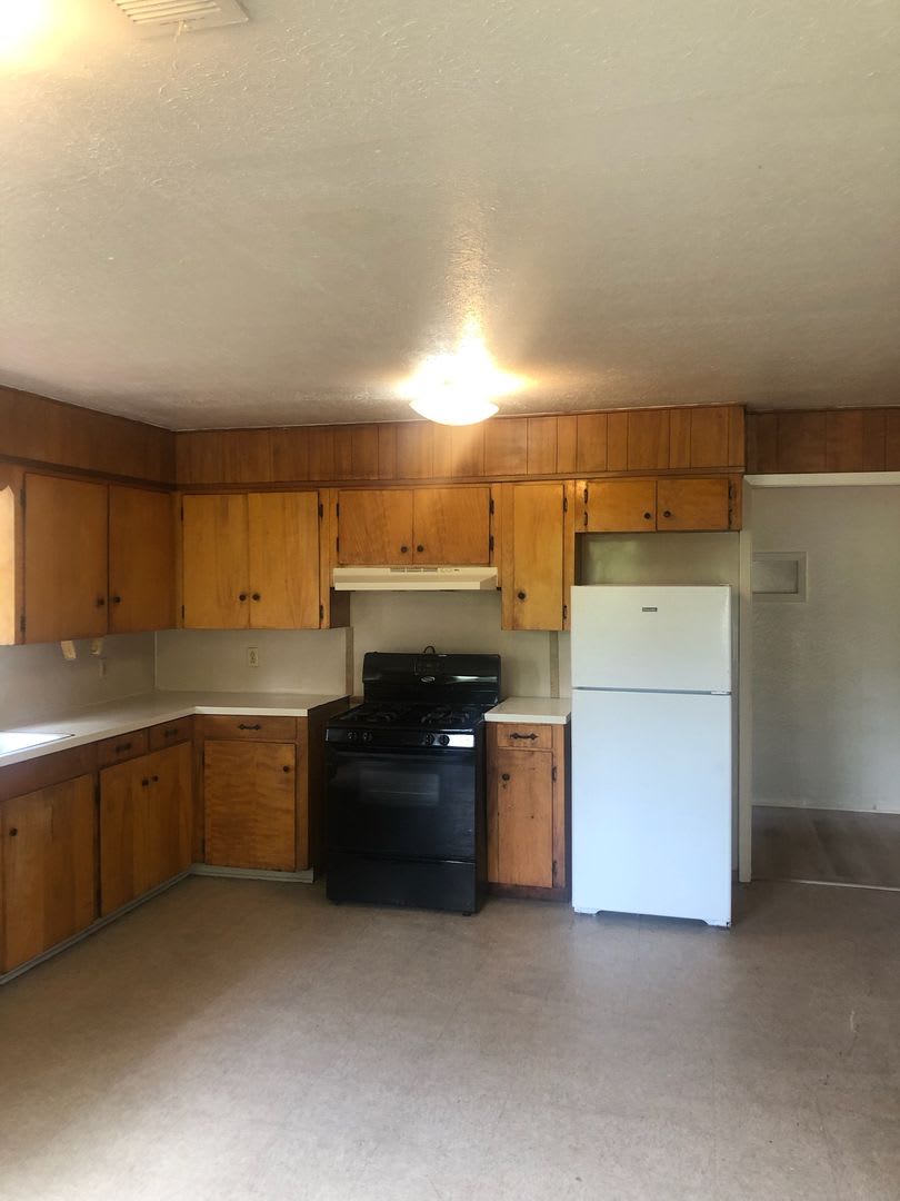 Huge 3 bedroom/1 bath upstairs apartment with Central Air& Heat, Water, Gas Range and Refrigerator! – photo 4