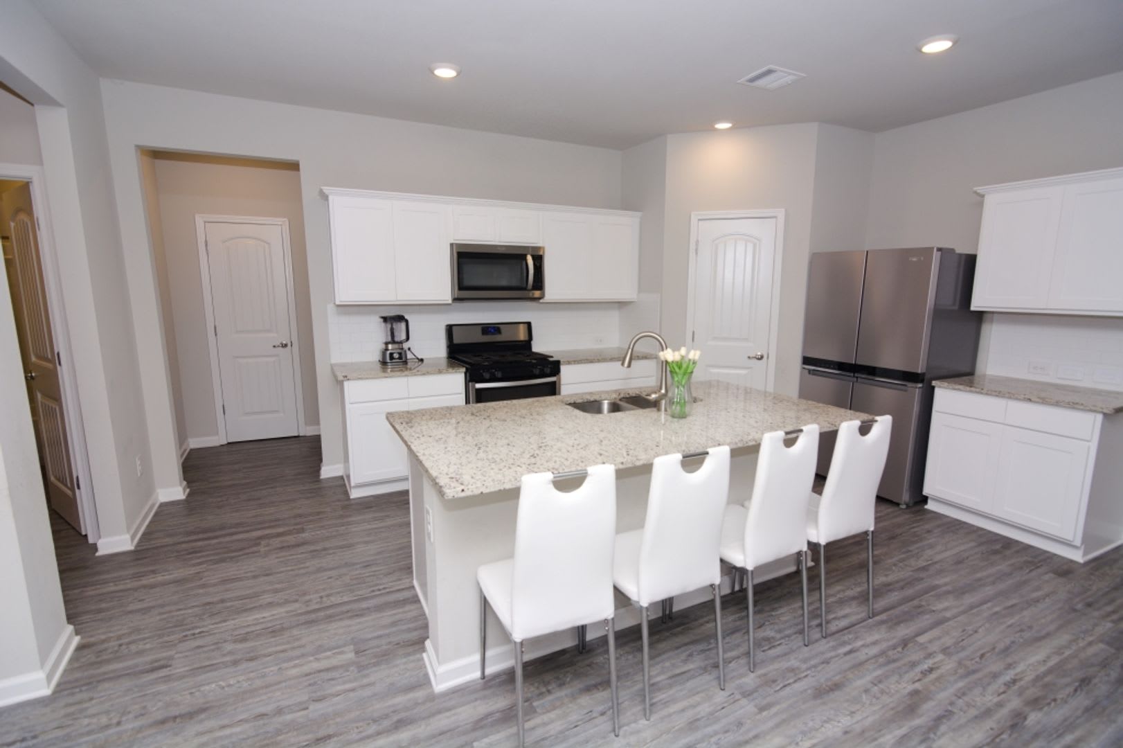LOCATION, LOCATION, LOCATION!! Stunning 5 bedroom 3 bath home! – photo 5