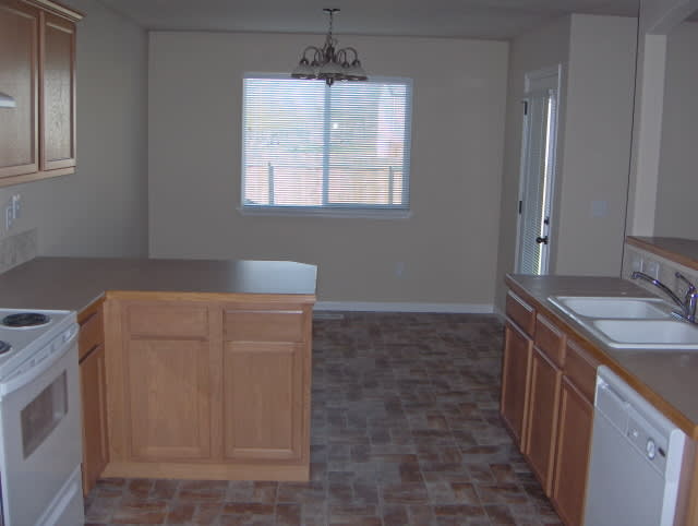 Spacious 3-Bedroom Home with Dedicated Loft & Office Space! – photo 5