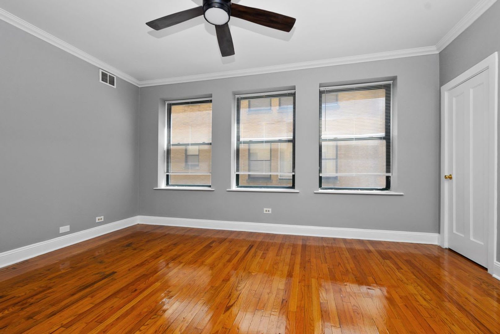 One Bedroom Unit in South Shore – photo 2