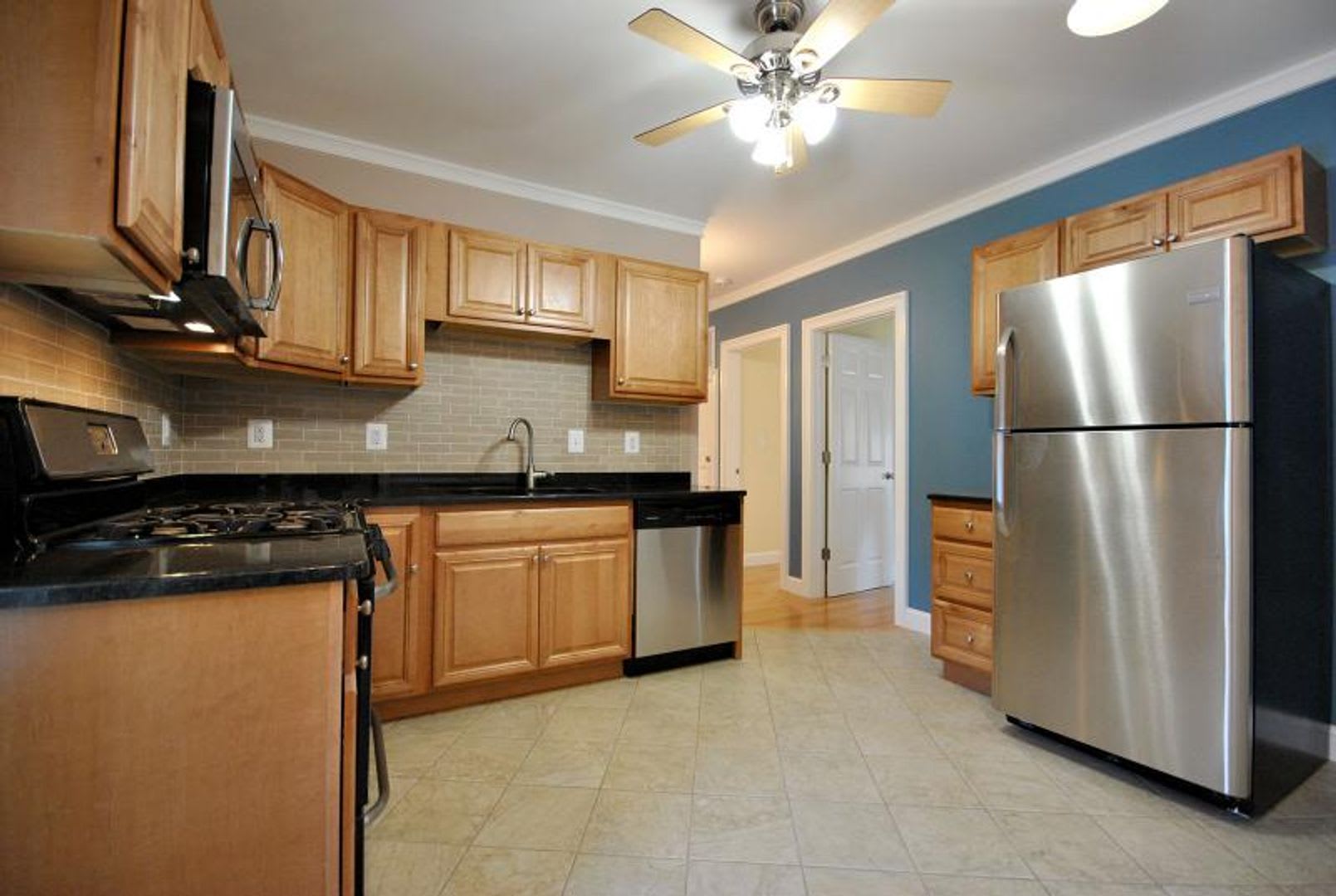 Great 3 bed w/ Parking Included in Brighton – photo 1