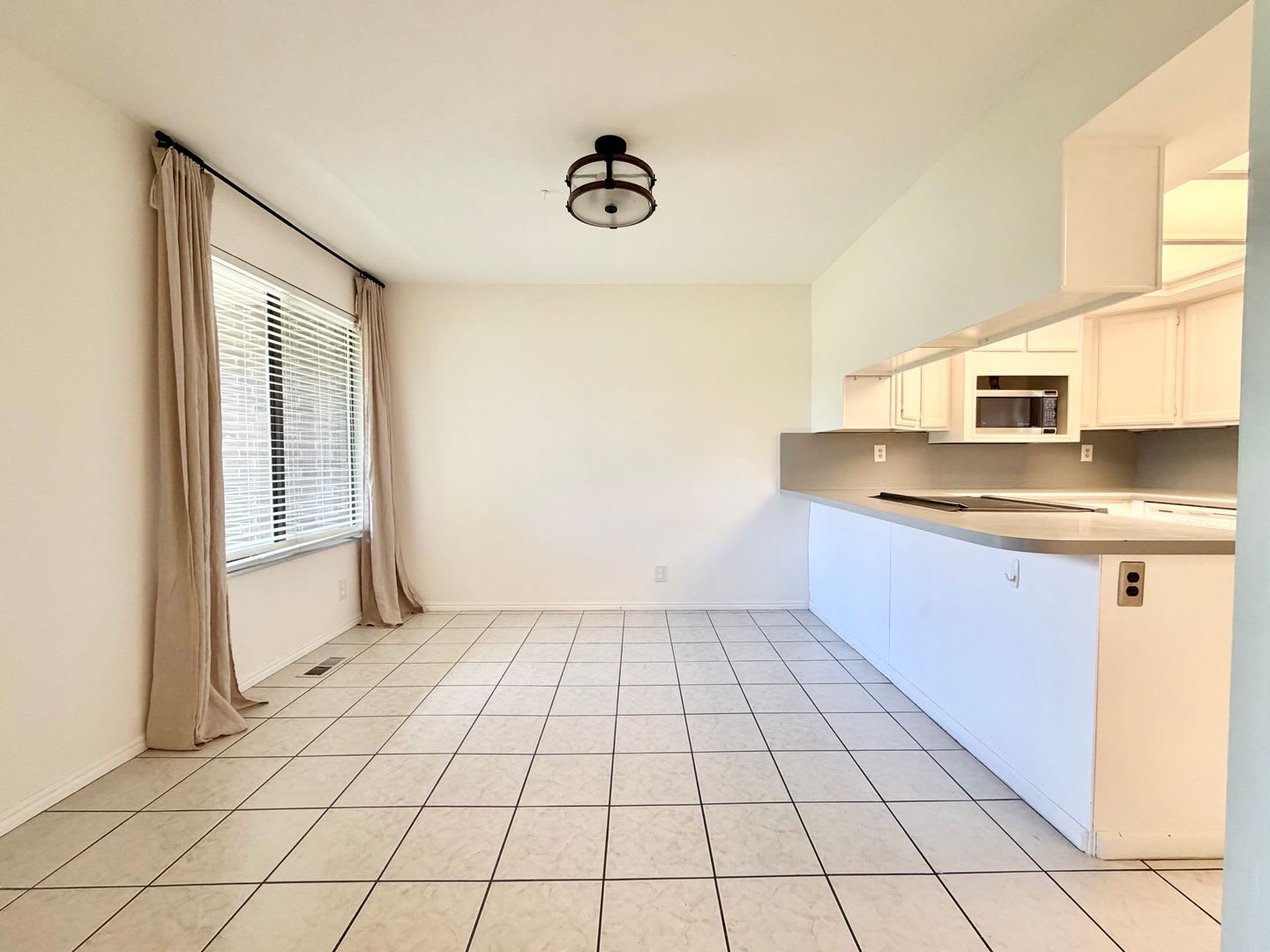 Spacious Townhome with 2 Kitchens, Huge Basement & 3 Full Bathrooms – photo 3