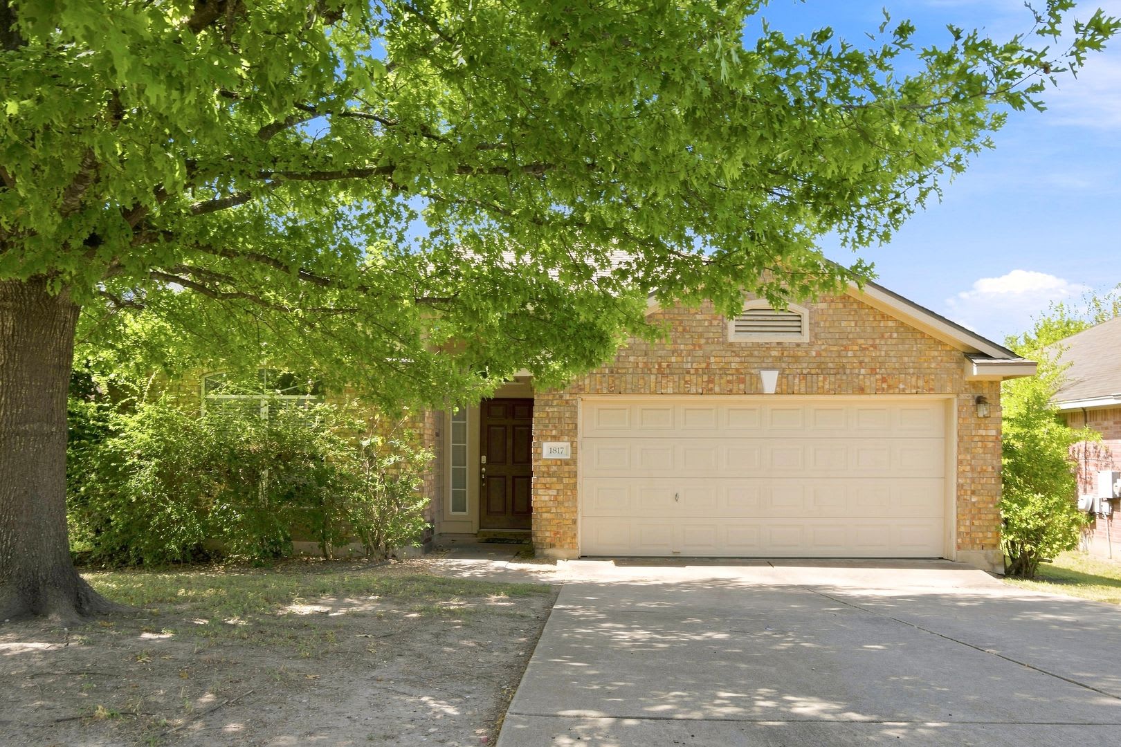 Beautiful brick home available for lease! – photo 1