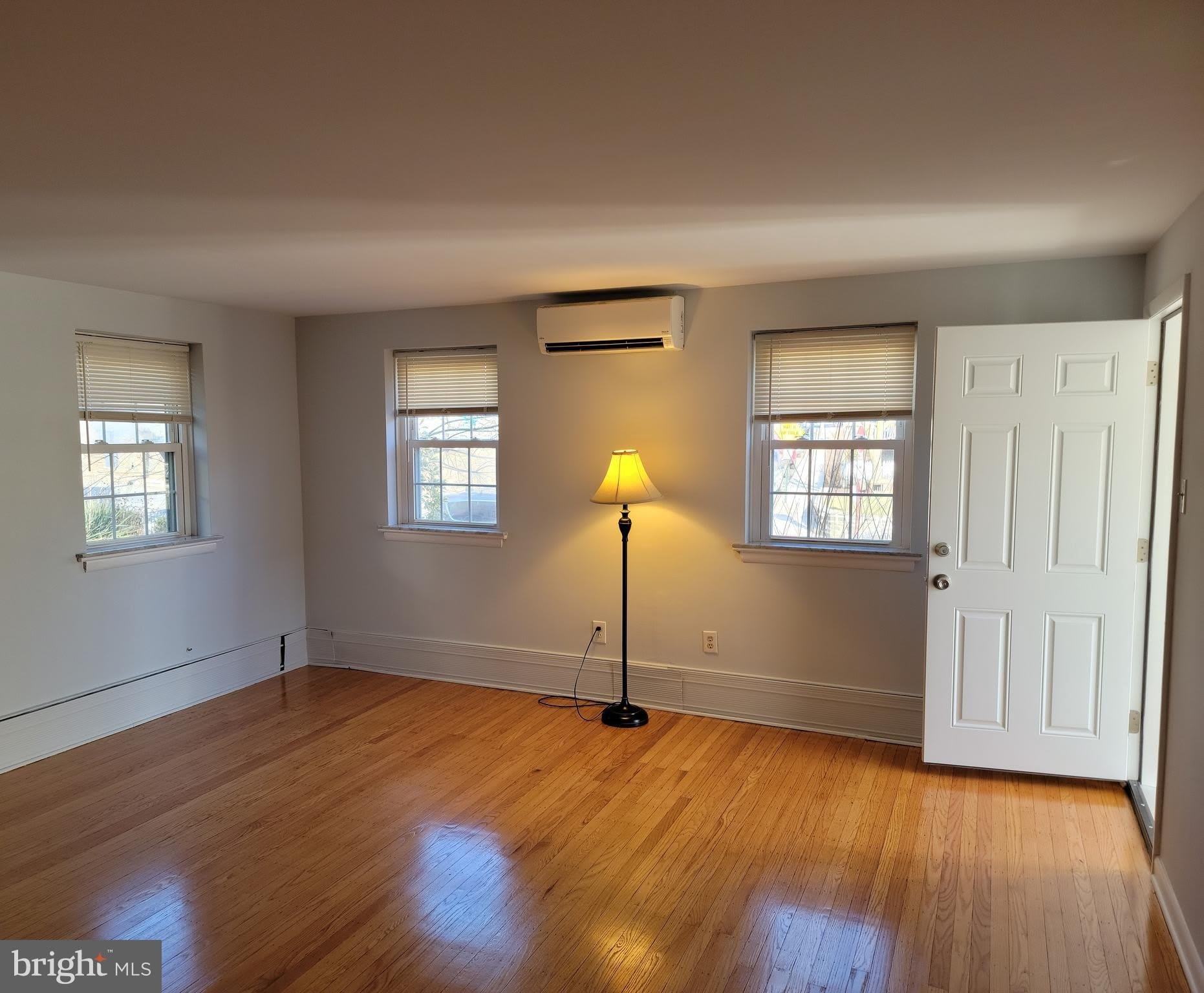 230 N ESSEX Avenue – photo 3