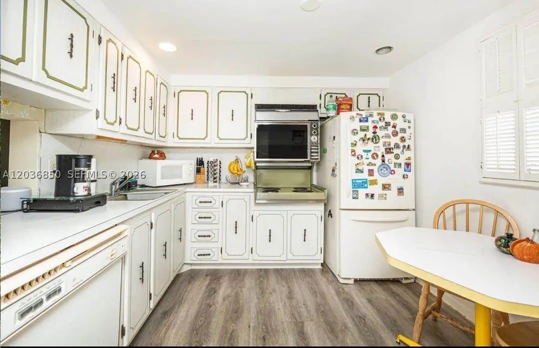 2615 NE 3rd Ct – photo 1