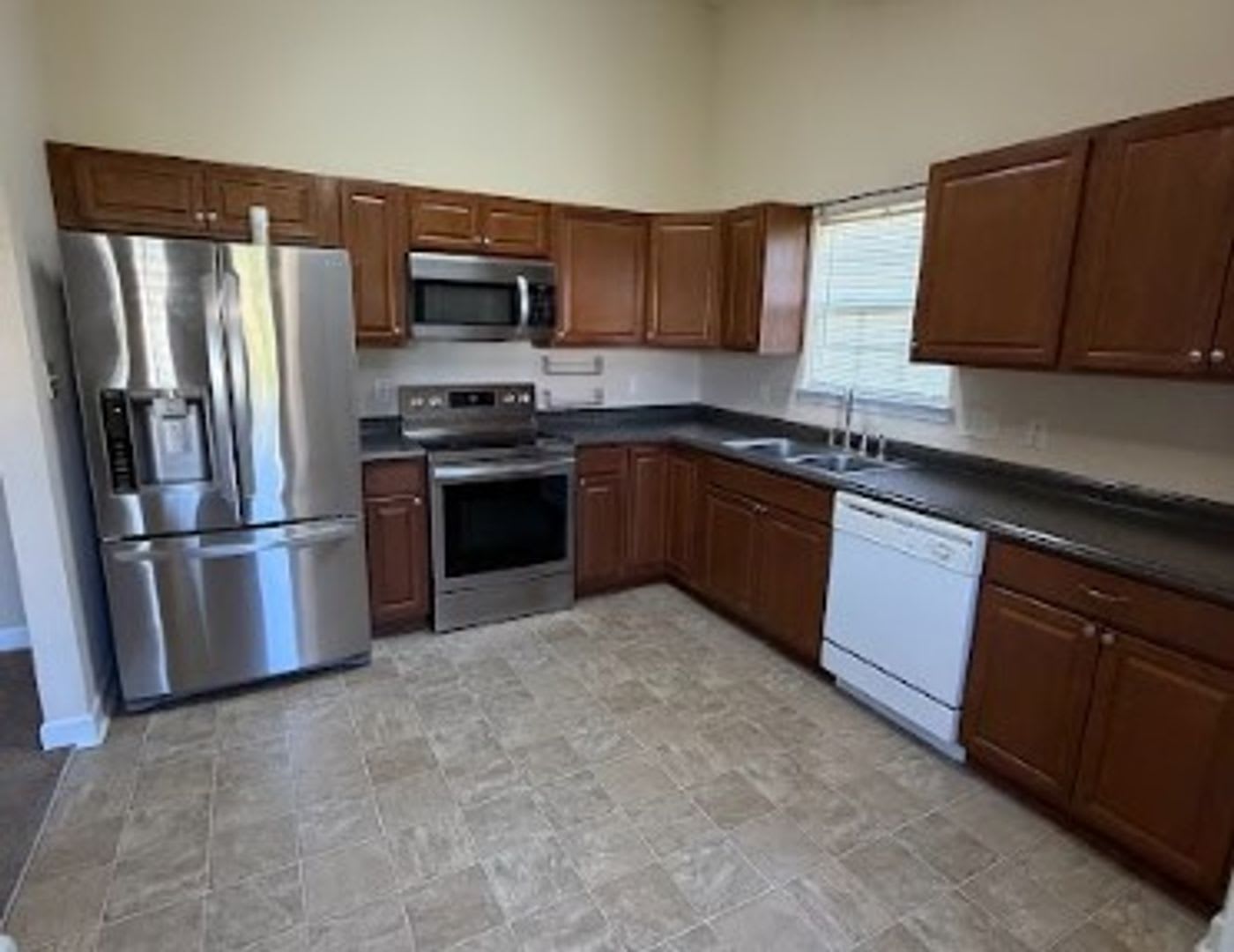 3 Br 2Ba Newly Renovated Single Family Home Fenced Backyard Community Pool – photo 4