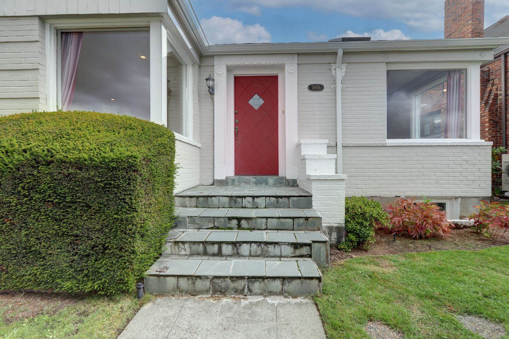 Unique Laurelhurst 3 Bedrooms with 2 Bathrooms Home Close to UW! – photo 3
