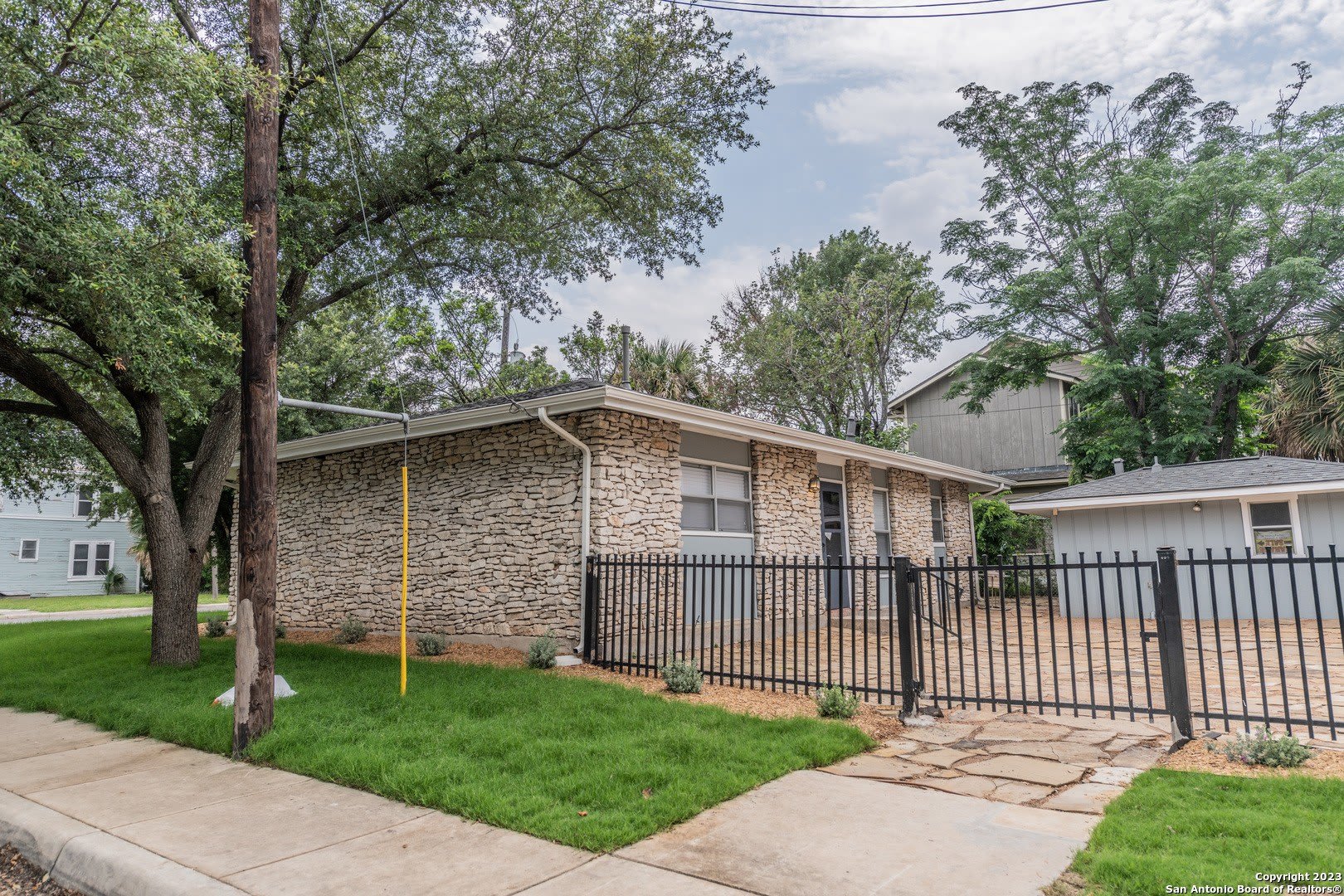 423 E DEWEY PL – photo 2