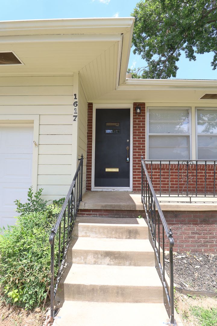 Stunning 3 Bed 1.5 Bath on quiet Cul De Sac! – photo 3