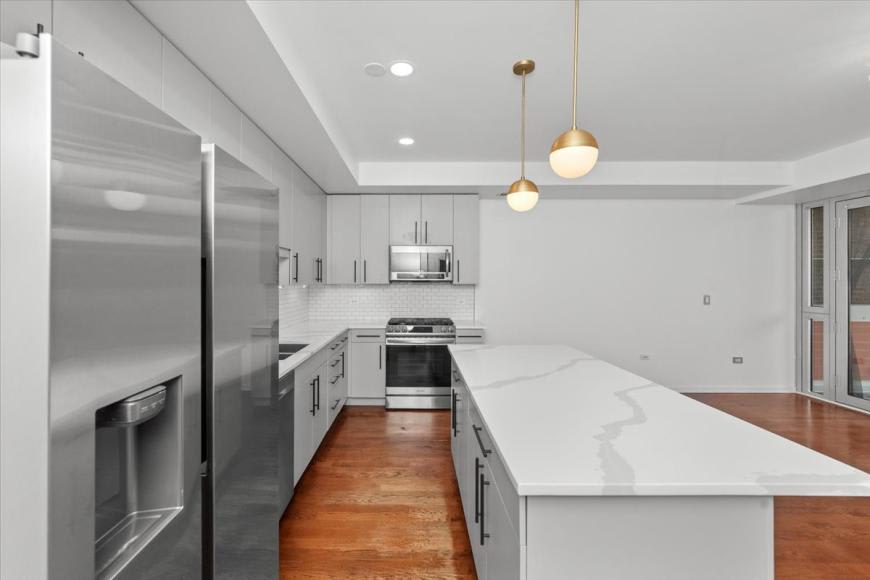 744 W Fullerton – photo 1