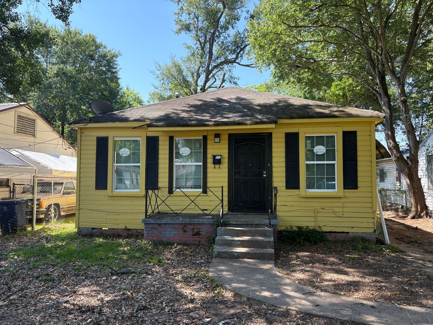 Nice 4 bedroom/1 bath house with Oven & Refrigerator! – photo 1