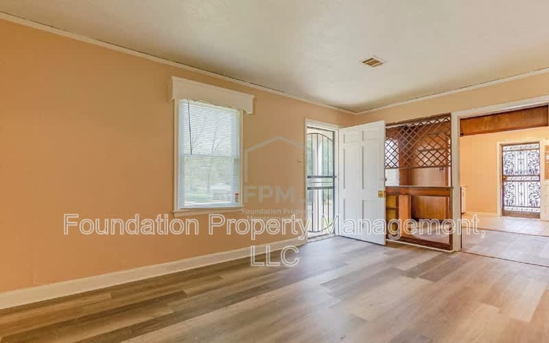2061 Pendleton Street – photo 5