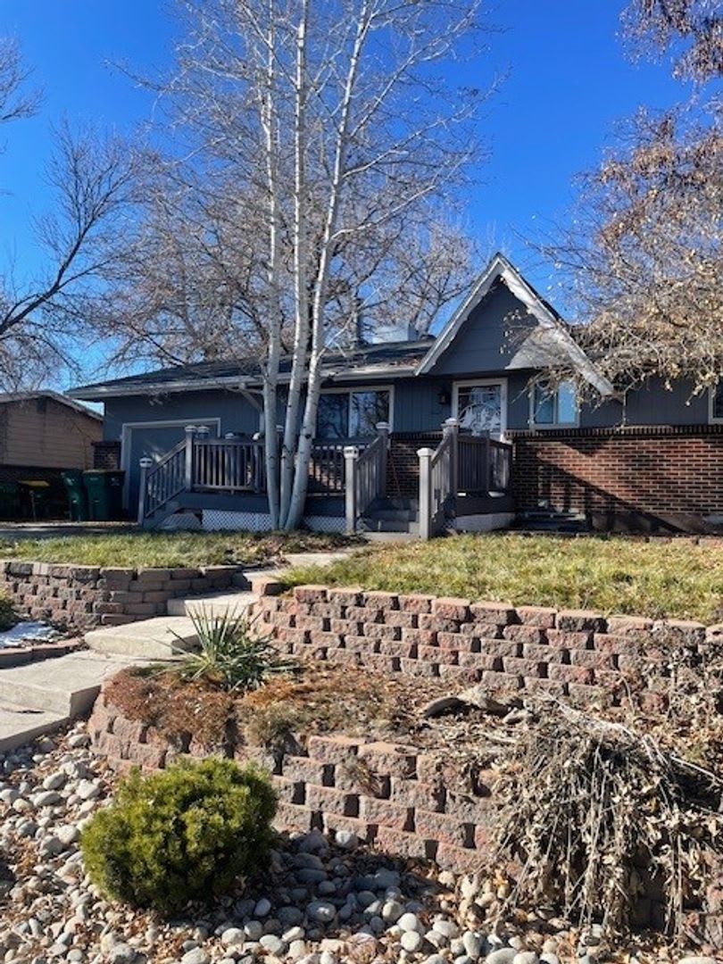 Charming and Updated 3 bed w/ Basement home in fantastic location! – photo 1