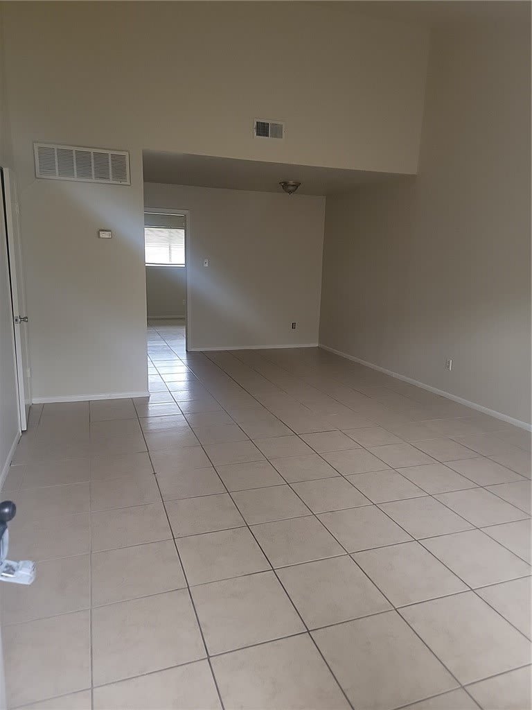 5735 Crestmore Drive – photo 3