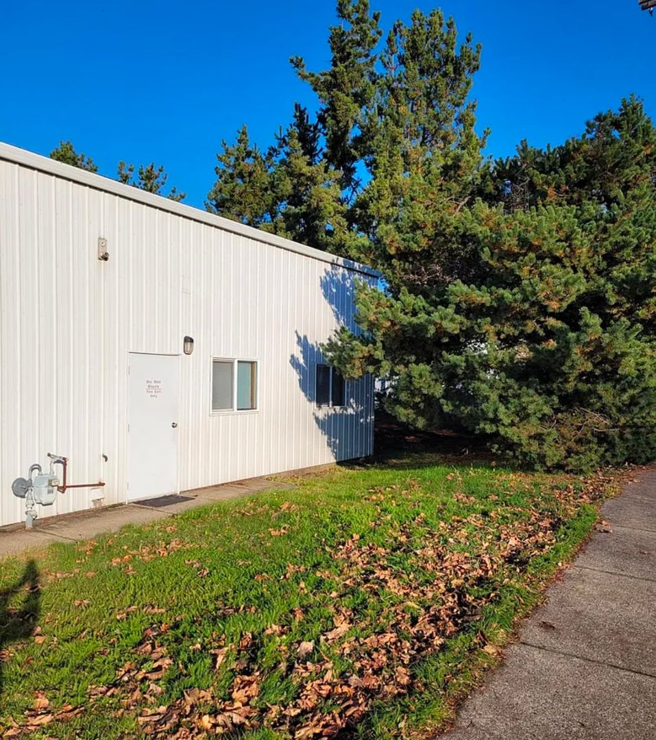 Update 2 Bedroom Home with ALL Utilities Included! – photo 3