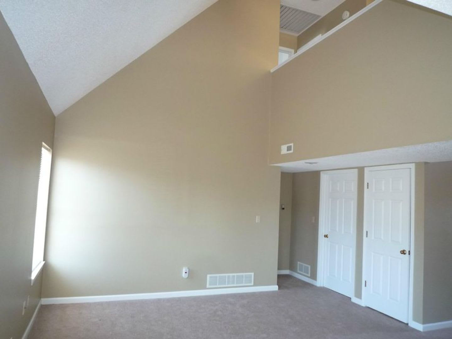 4BR/2.5BA House, 2-Car Garage – photo 4