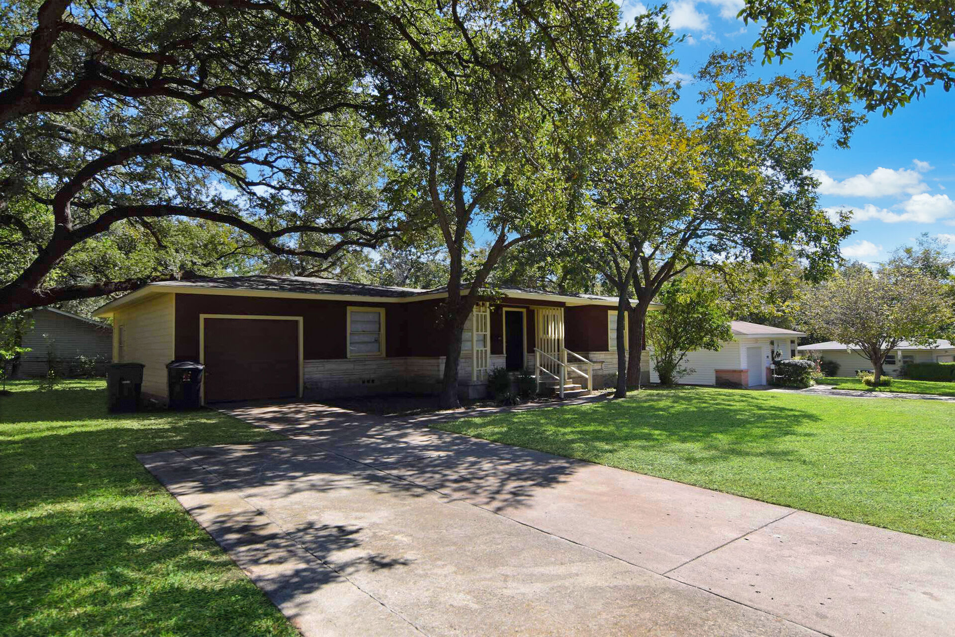 1417 Live Oak Dr – photo 2