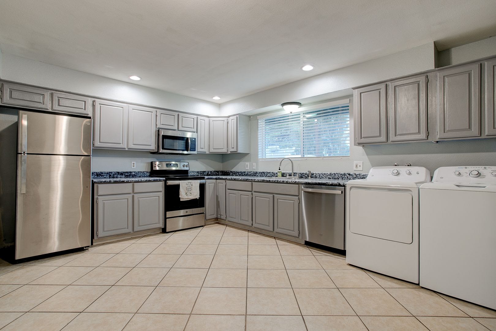 Newer Paint Newer Flooring Pool Close To Gcu Move In Ready For August 1St Great Property Located With Easy Access To Shopping Quiet Cul De Sac – photo 5