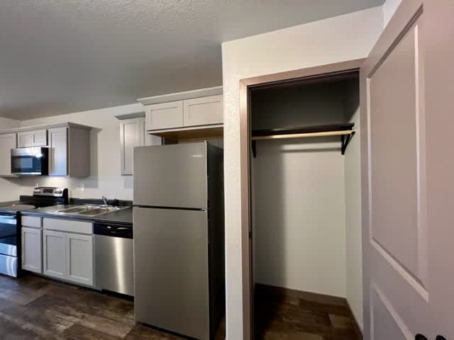 470 Constitution Blvd – photo 3