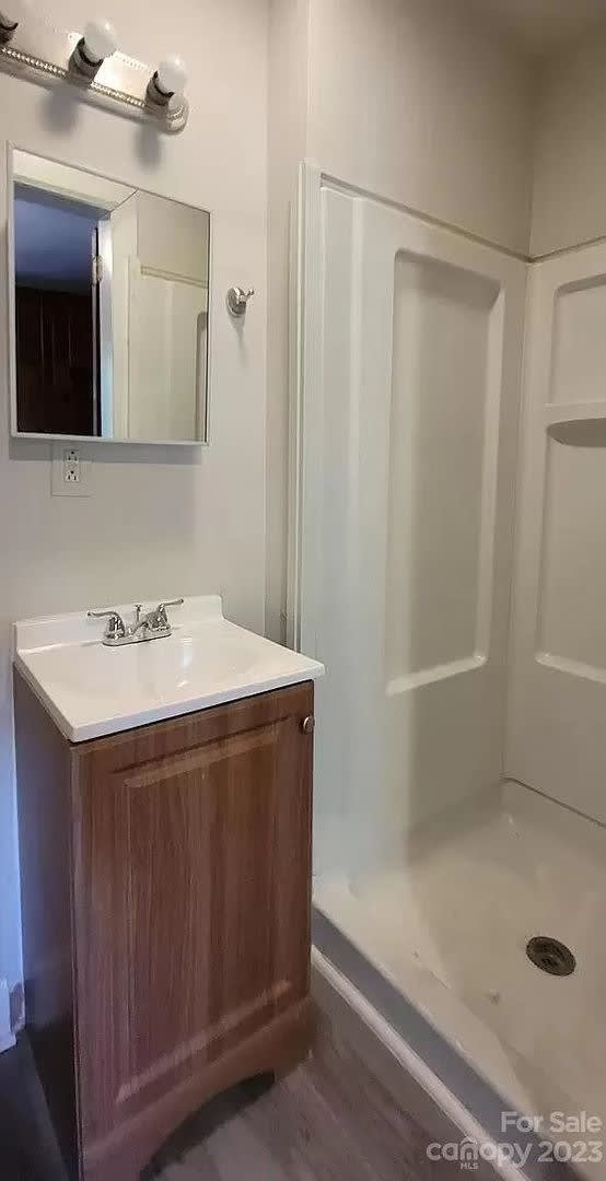 Room in 3 Bedroom Home at Crispin Ave – photo 3