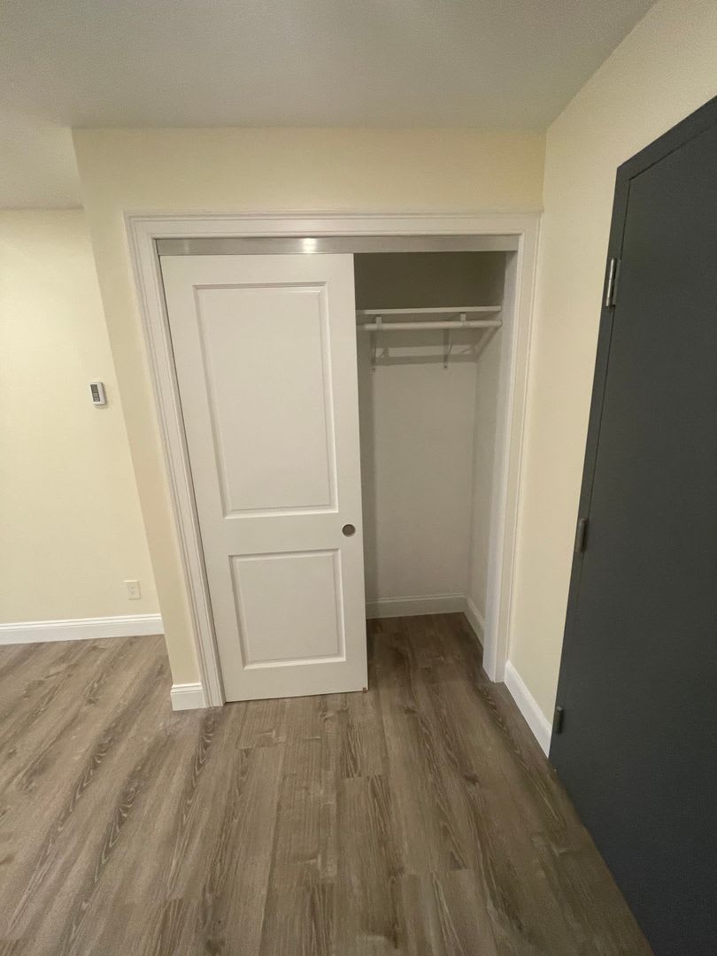 Huge updated studio the size of most 1 beds!! – photo 1
