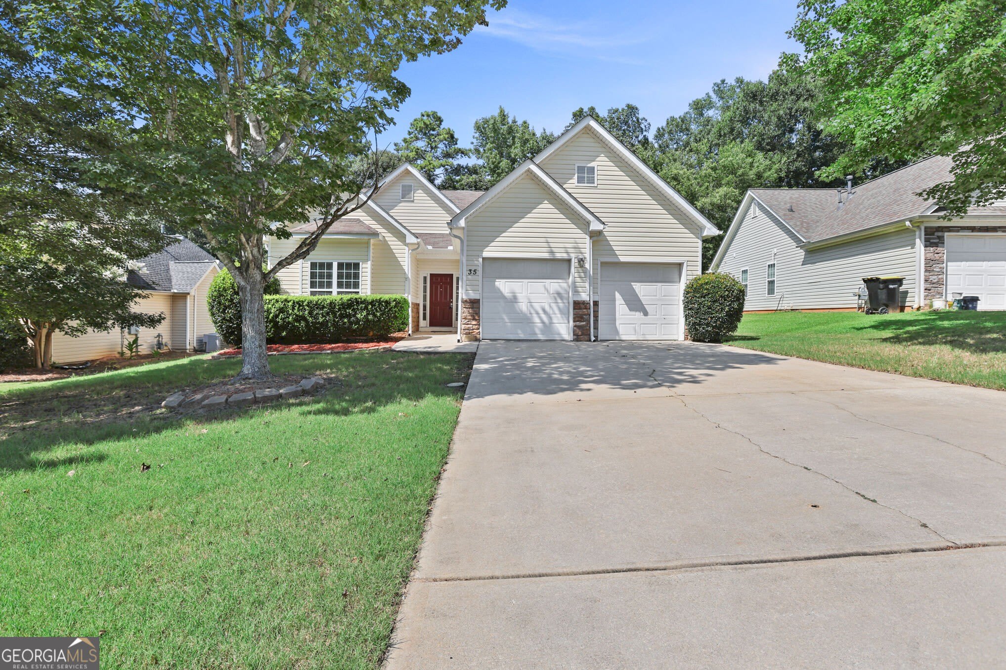 35 Bedford Park Drive – photo 2