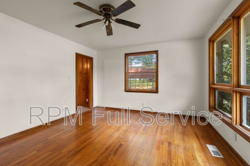 570 Carol Drive – photo 3