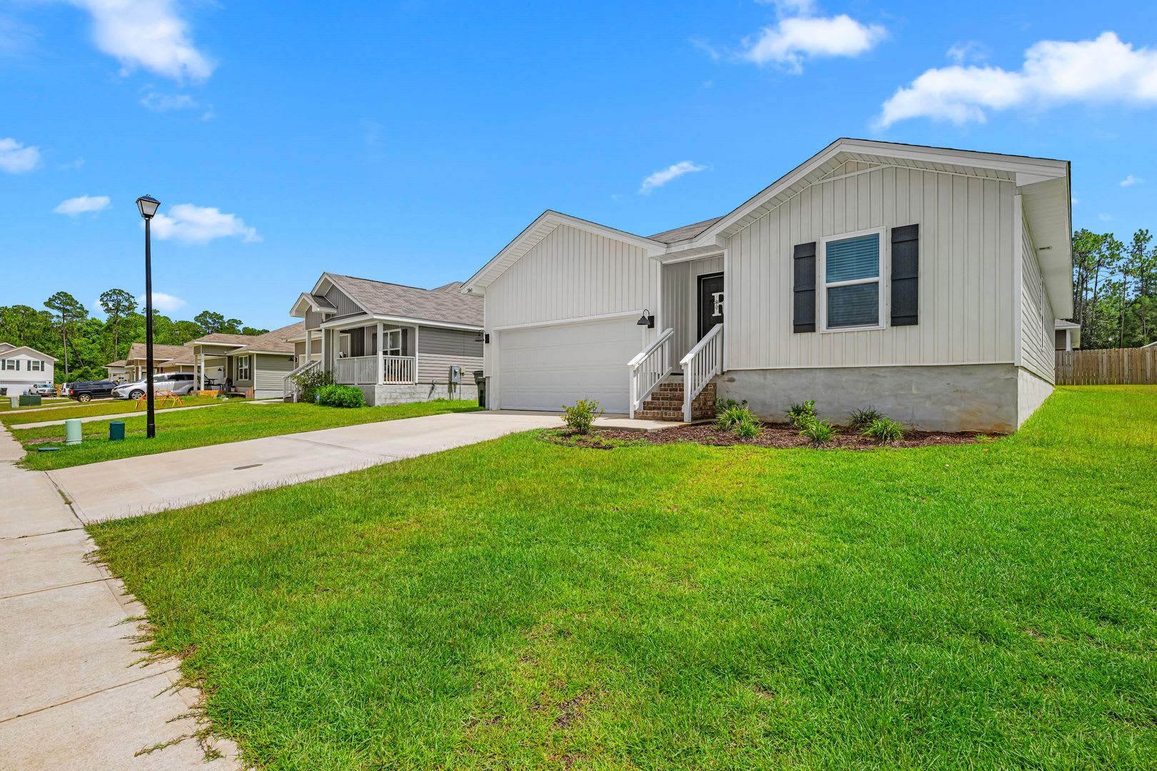 Four bedroom, 2023 built home in pristine condition! – photo 3
