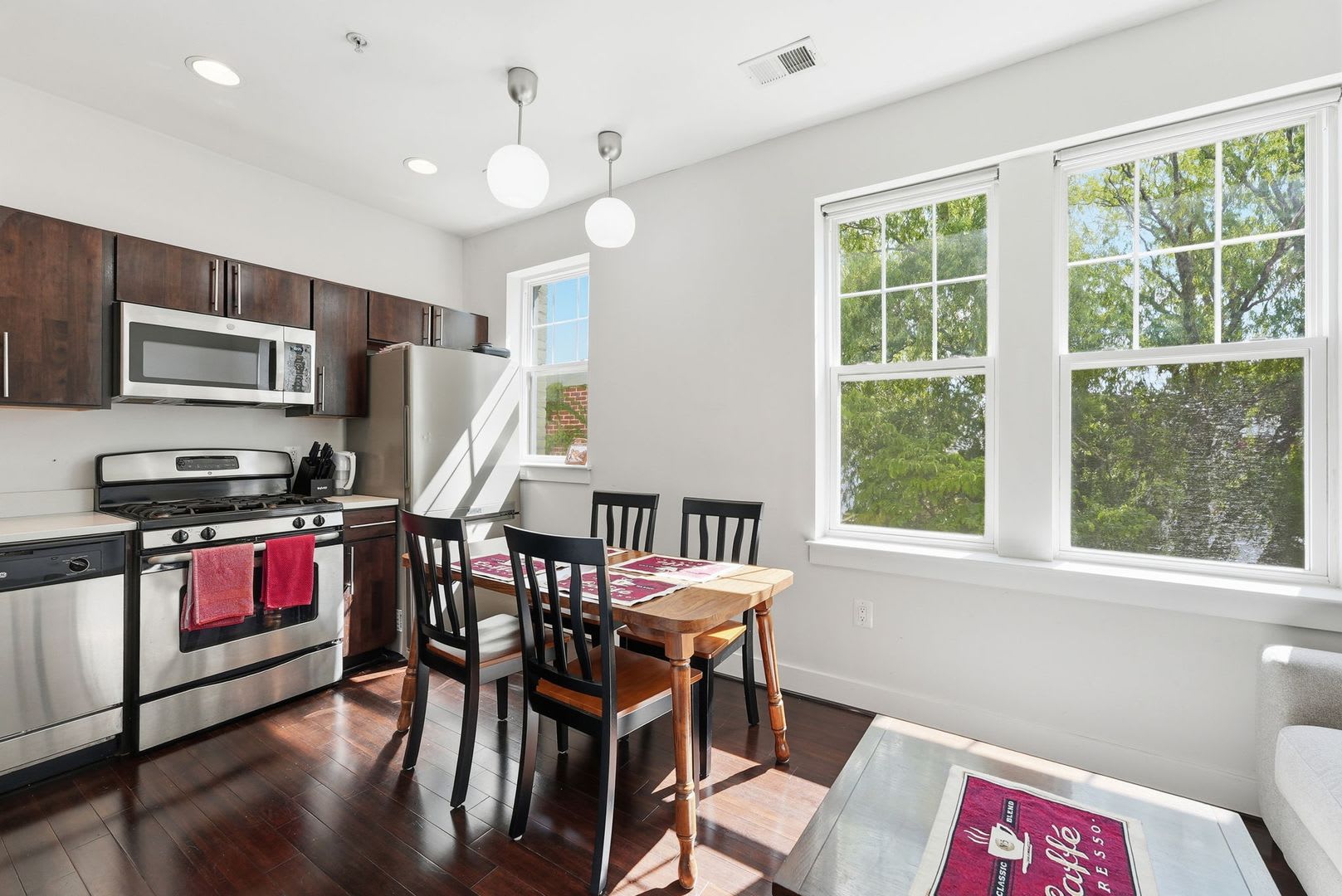 Sun-Filled Furnished 1BR in the Heart of Capitol Hill! – photo 4