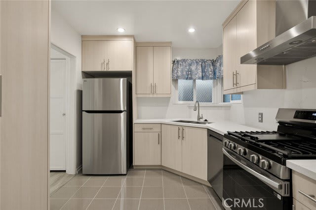 1527 North Avon Street – photo 4