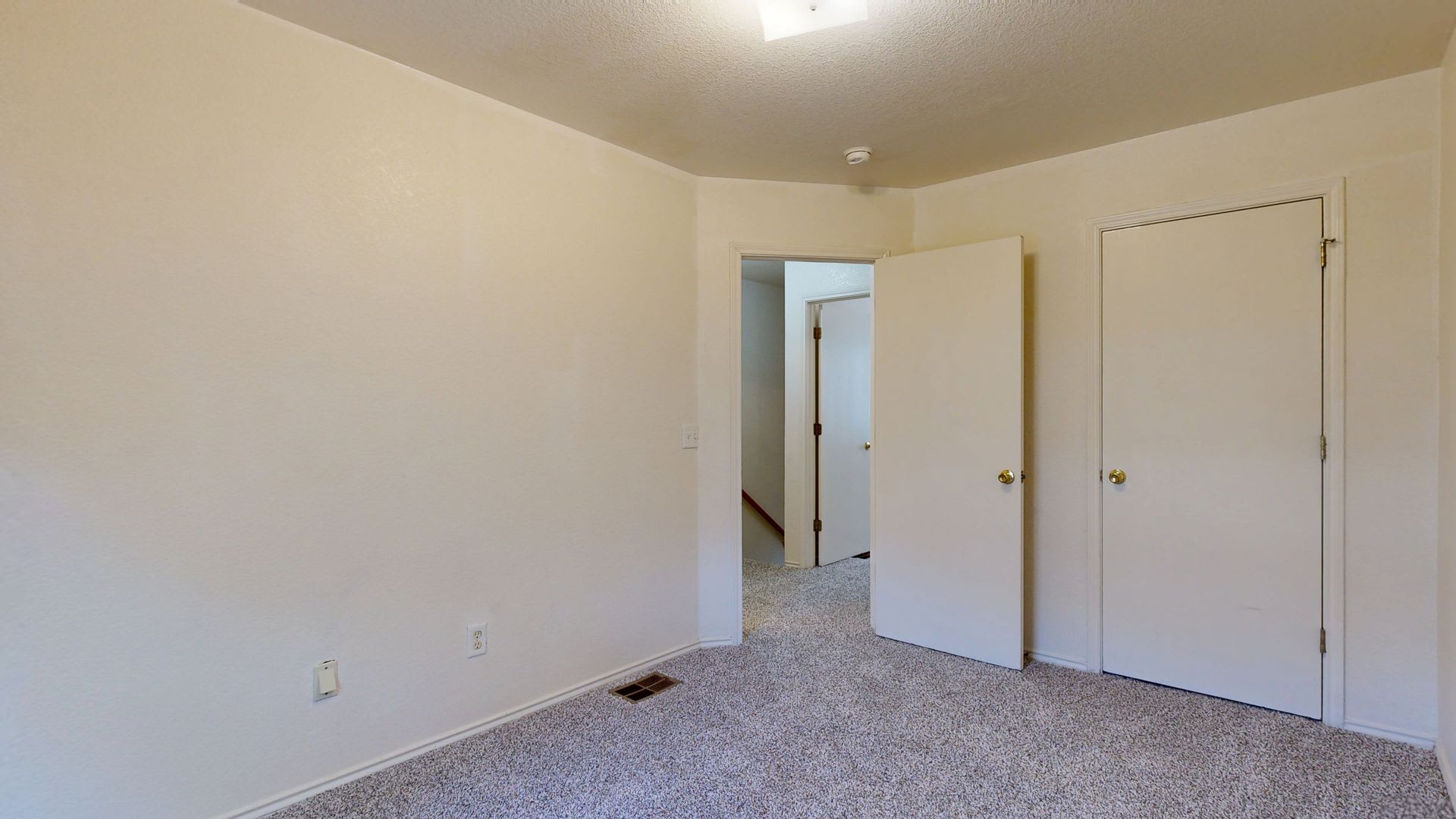 2 WEEKS FREE + $875 RENT + NEW CARPET IN A TWO BEDROOM TOWNHOUSE!!!! – photo 5
