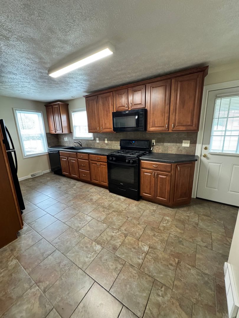 832 Lawrence Ave – photo 5