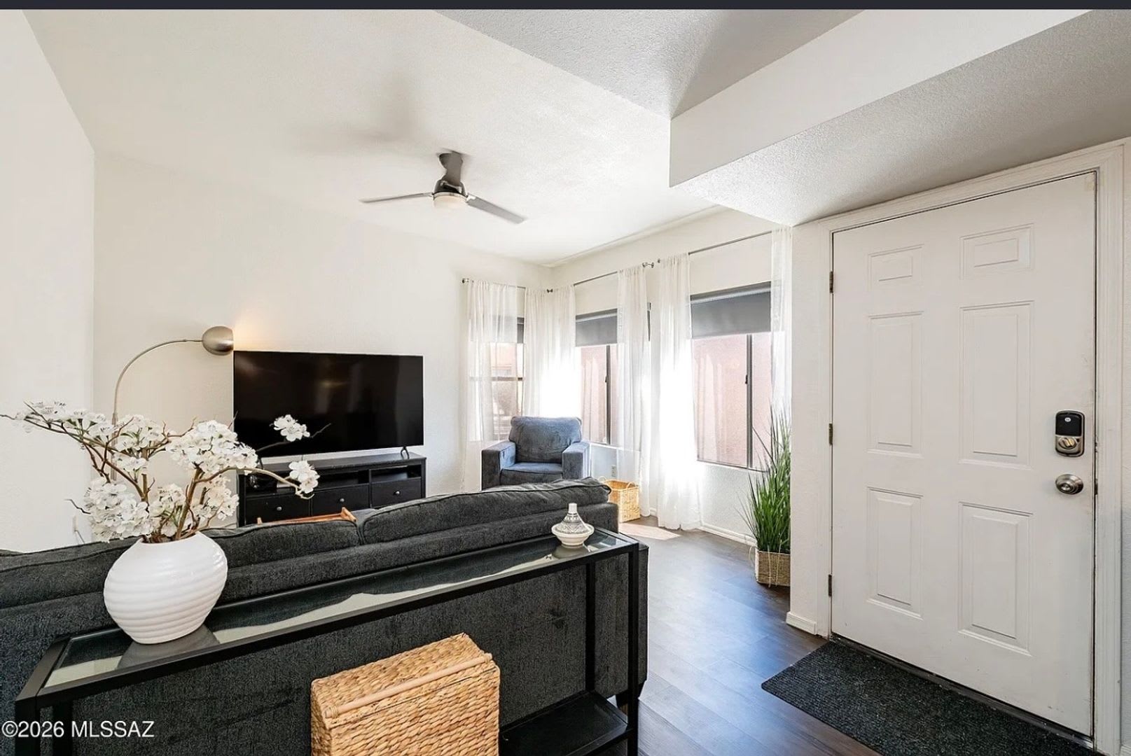 Spacious 3BR Townhome in Tucson – photo 2