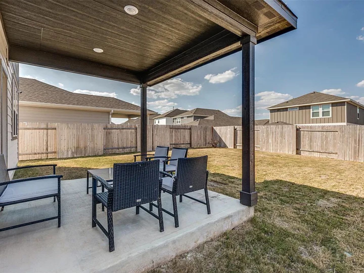 Spacious 4Br House In Buda – photo 3