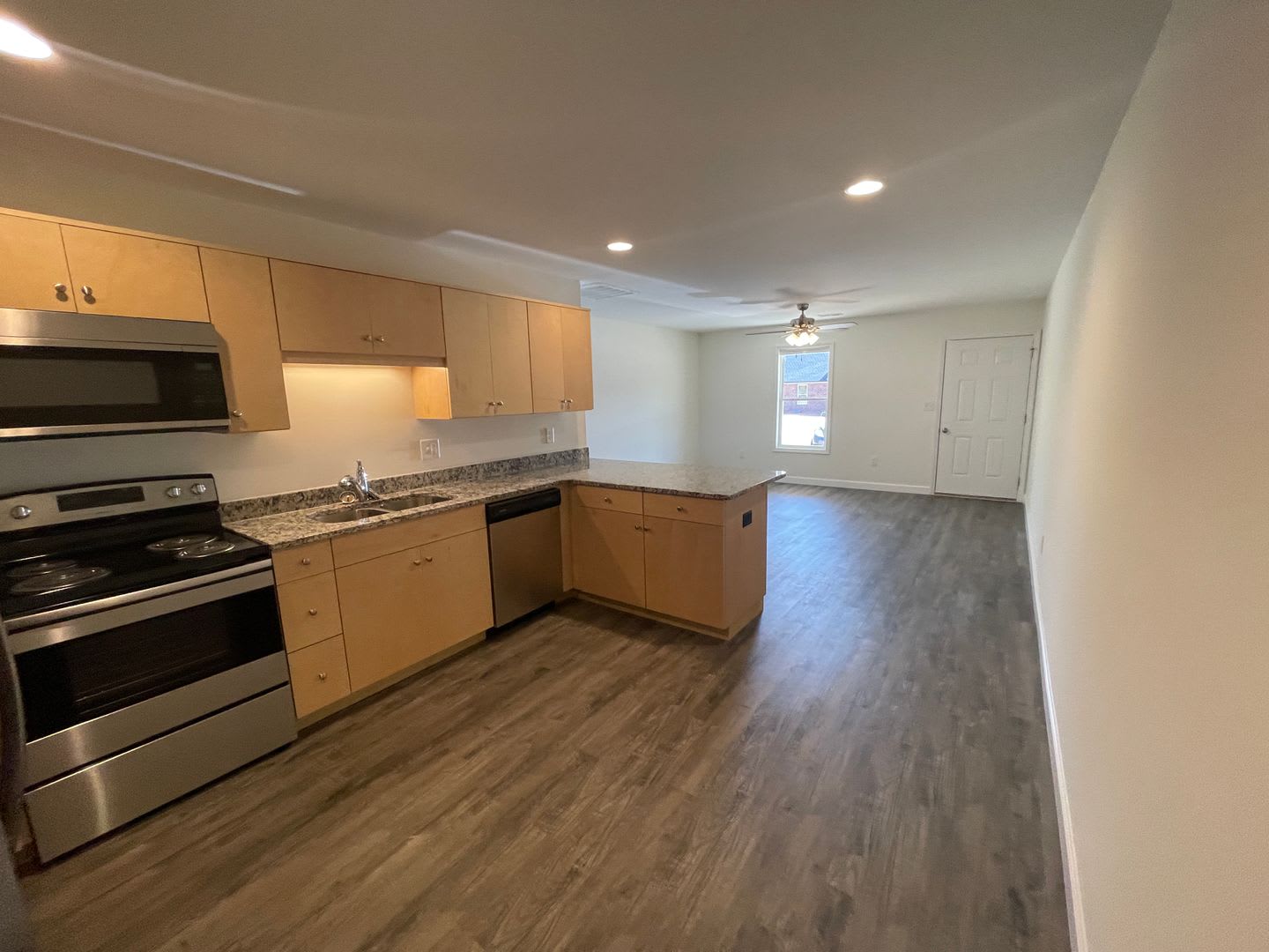 Available NOW! 2BD 1 BA Duplex in Super Convenient Location – photo 5