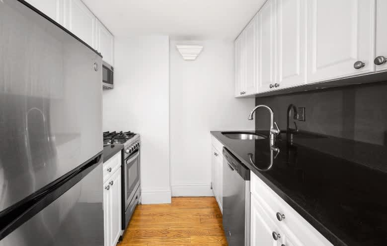 39 W 54th St – photo 1