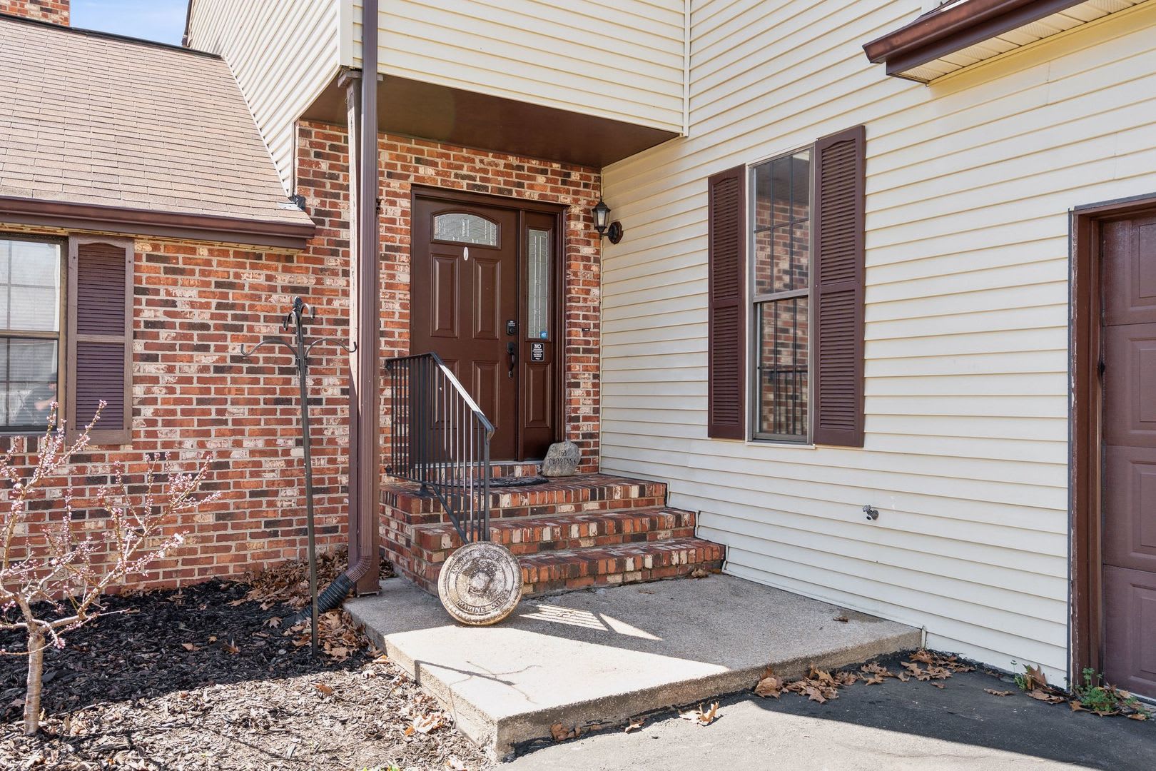 Beautifully renovated end-unit home on nearly an acre! – photo 2