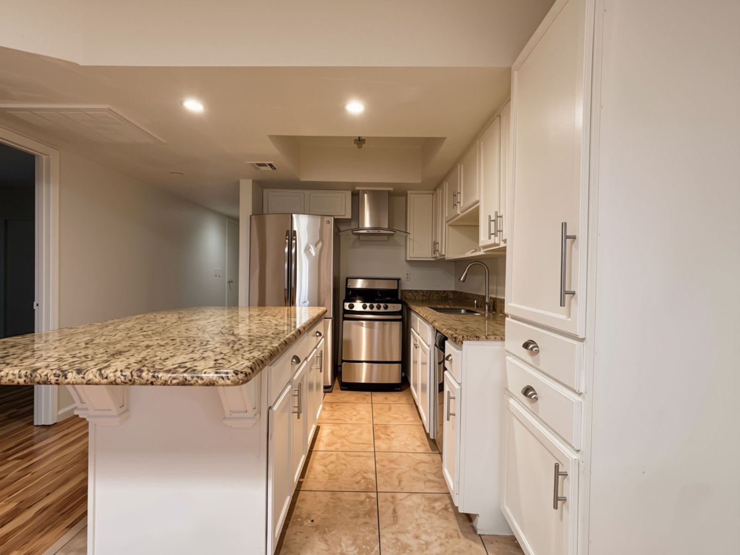 Charming 2-Bedroom Home with Courtyard & 2-Car Garage – photo 3