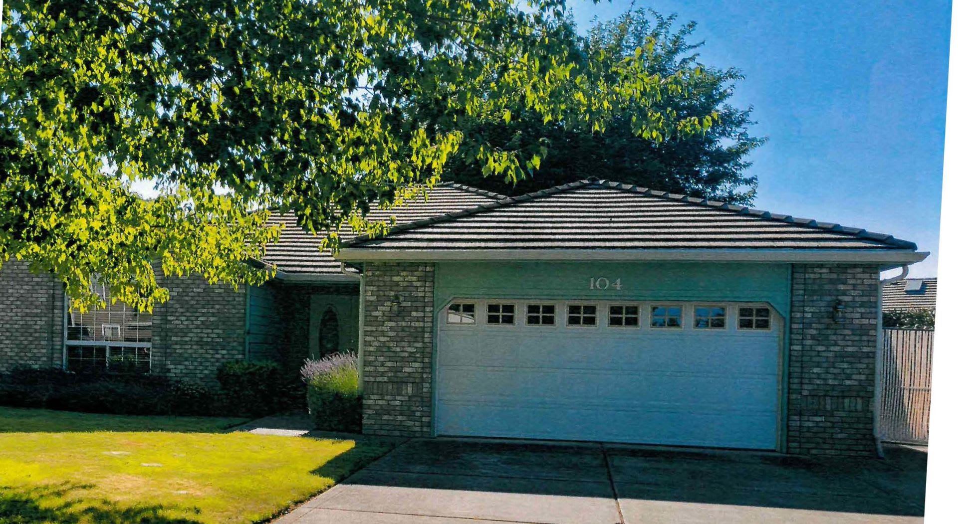 Quiet Peaceful 3 Bedroom 2 Bath Single Level Home Located In Central Point – photo 1