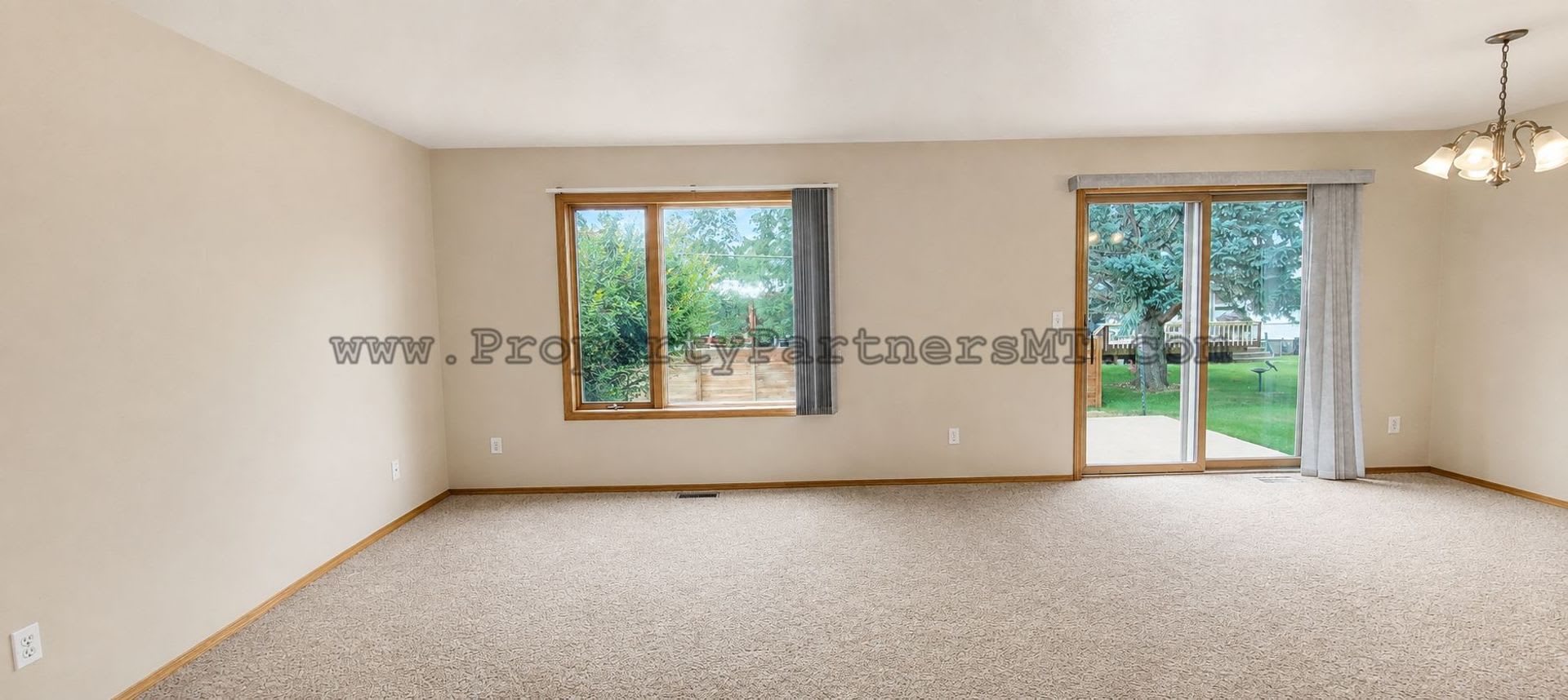Spacious 3 Bed/2.5 Bath Duplex with Garage! – photo 3
