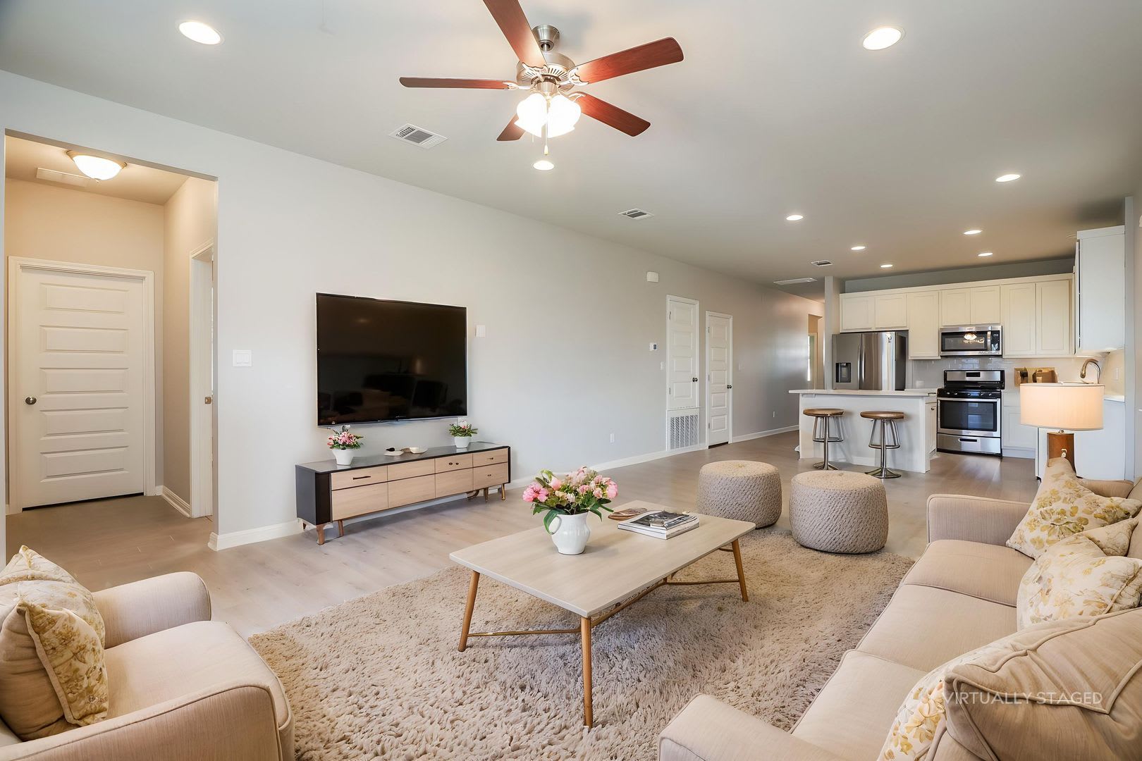 4 Bedroom + Office + bonus room in Deerbrooke Community – photo 2